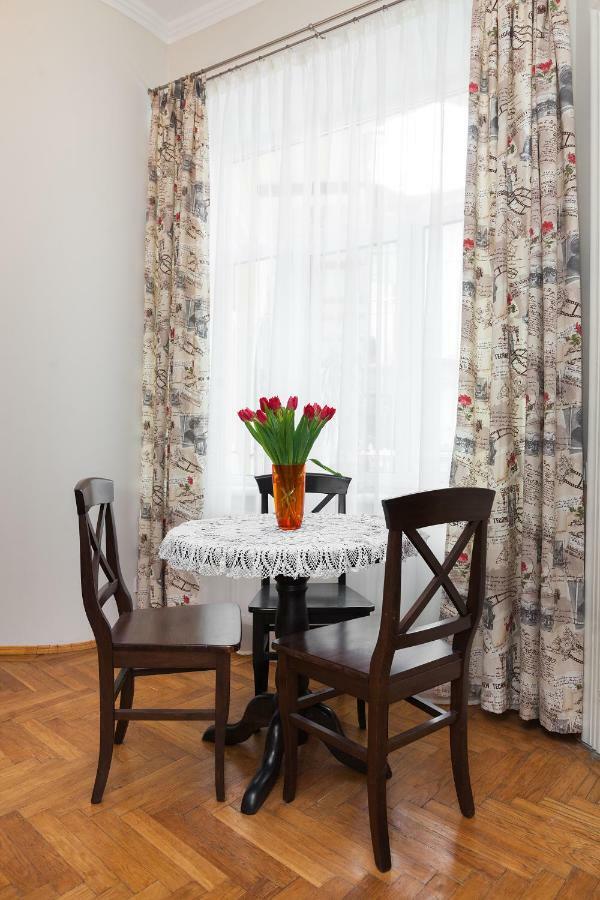 Apartments White House Lviv Bagian luar foto