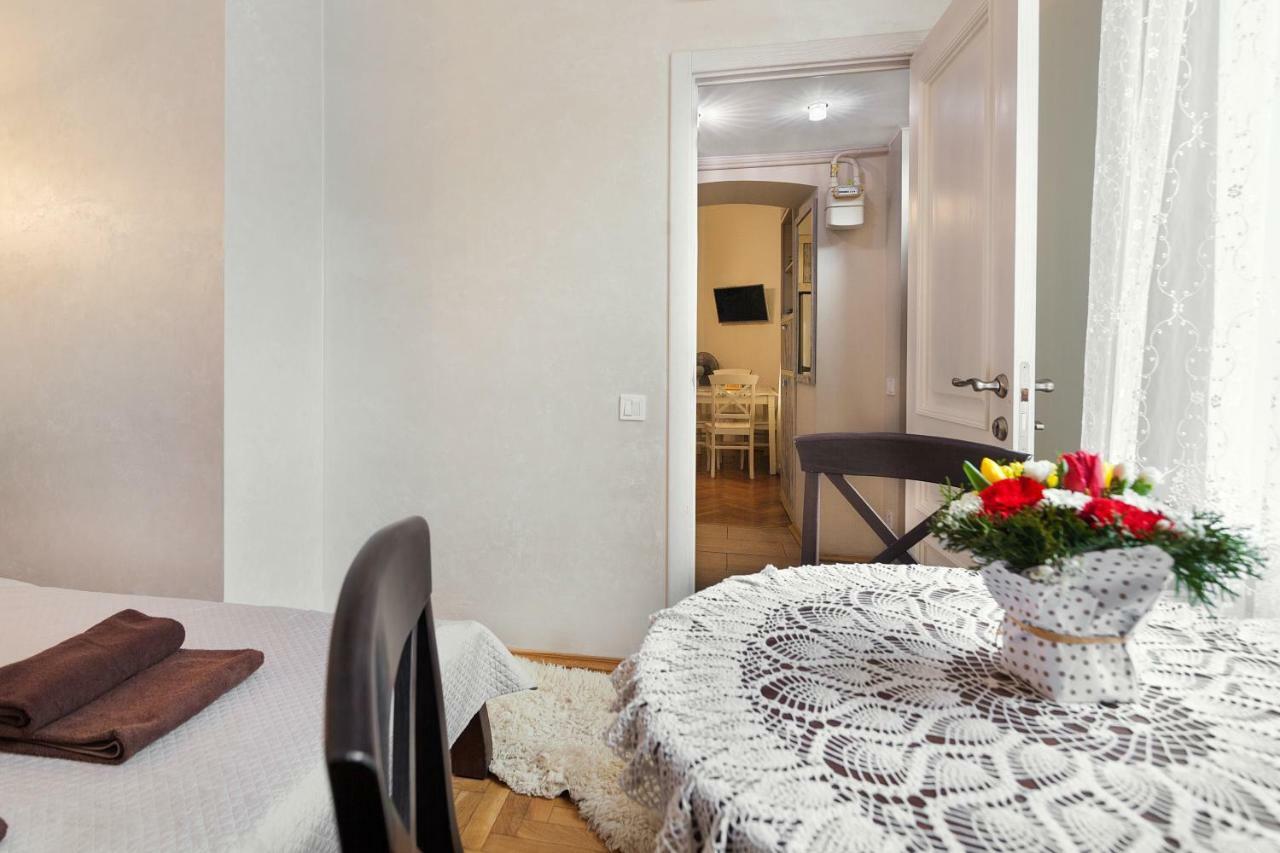 Apartments White House Lviv Bagian luar foto